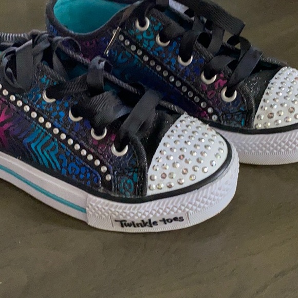 Girls Skechers Twinkle toes low top sneakers 💕 - Picture 8 of 11